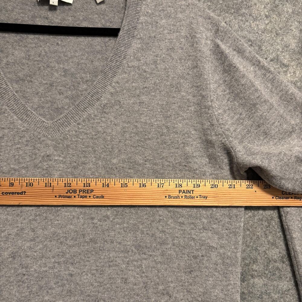 Vince Sweater Womens Size Large Gray 100% Cashmere V Neck Pullover Soft Knit - Picture 11 of 13